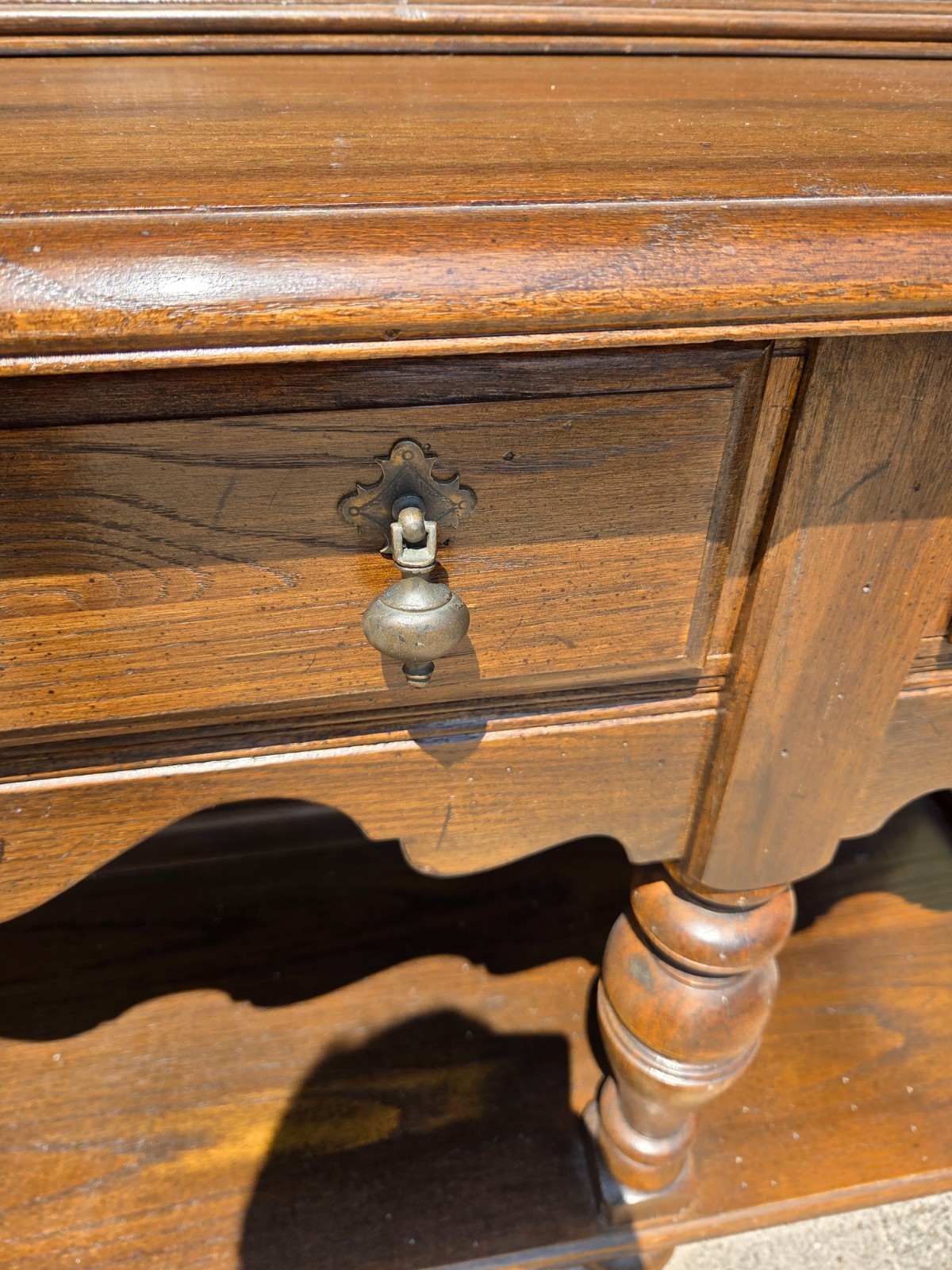 Ethan Allan Charter Oak Jacobean Hutch China Cabinet Display Breakfront Curio